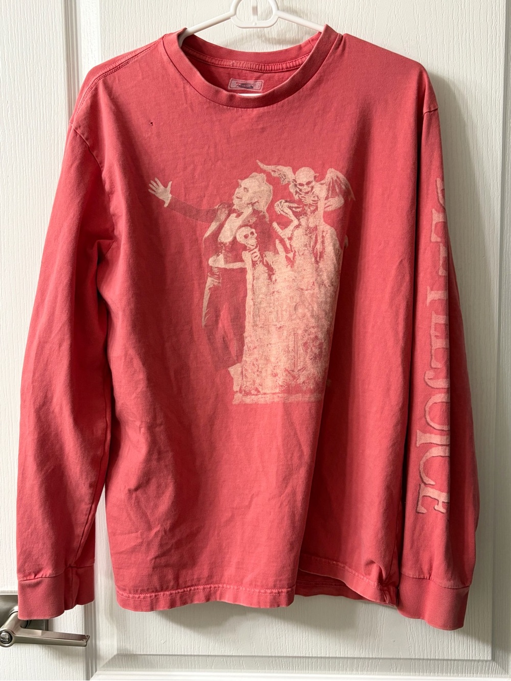 Women’s Long-Sleeve Beetlejuice Graphic Tee in Faded Coral